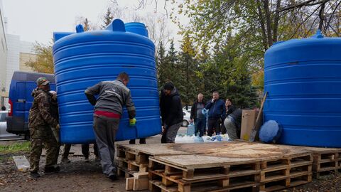Благоустраивать территорию у родника волонтерам помогают военные Благоустраивать территорию у родника волонтерам помогают военные