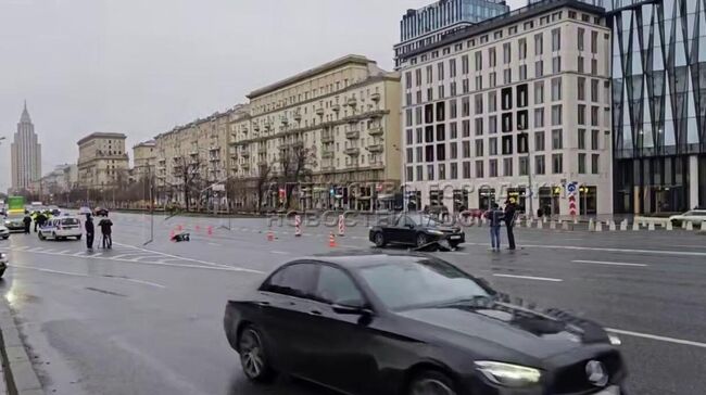 ДТП на Ленинградском проспекте в Москве, где два автомобиля наехали на мужчину в инвалидном кресле