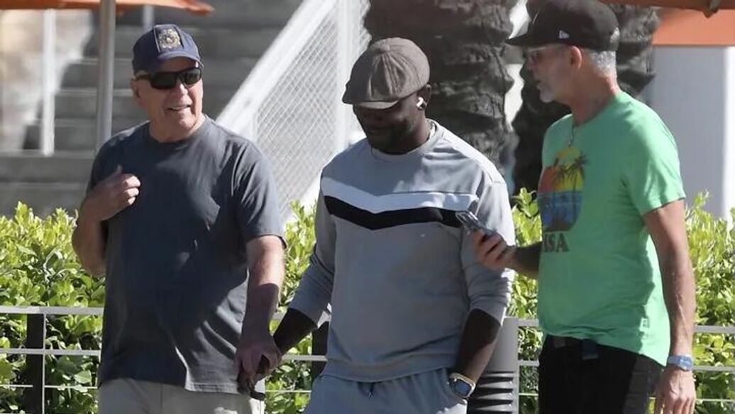 СМИ опубликовали новое фото Брюса Уиллиса, страдающего деменцией