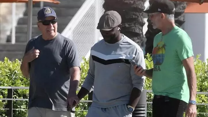 TMZ опубликовал фото страдающего деменцией Брюса Уиллиса с прогулки по пляжу