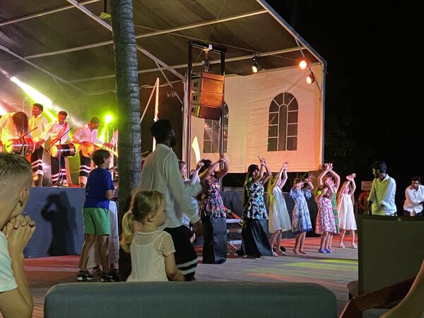 Мальдивы. Вечерняя развлекательная программа - танцы, анимация Мальдивы. Вечерняя развлекательная программа - танцы, анимация