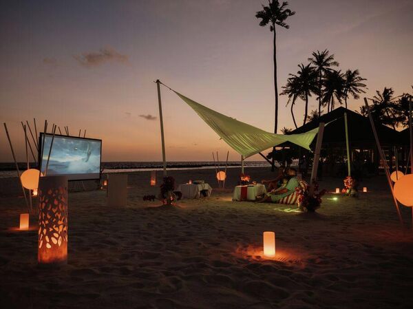 Кино под ночным небом в отеле Siyam World Maldives Кино под ночным небом в отеле Siyam World Maldives