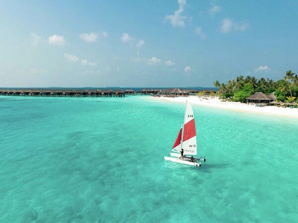 Мальдивы. Туристы плавают на катамаране в Sun Siyam Iru Fushi Мальдивы. Туристы плавают на катамаране в Sun Siyam Iru Fushi