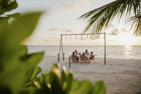 Мальдивы. Романтичный ужин на берегу океана Мальдивы. Романтичный ужин на берегу океана
