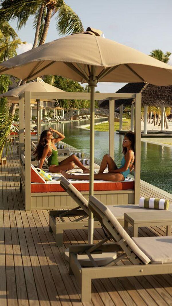 Туристки возле самого длинного бассейна на Мальдивах. Курорт Sun Siyam Olhuveli Туристки возле самого длинного бассейна на Мальдивах. Курорт Sun Siyam Olhuveli