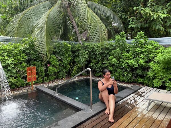 Туристка в спа-комплексе отеля Sun Siyam Iru Fushi, Мальдивы Туристка в спа-комплексе отеля Sun Siyam Iru Fushi, Мальдивы