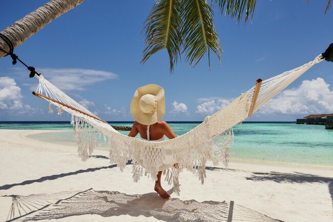 Девушка отдыхает на Мальдивах Девушка отдыхает на Мальдивах