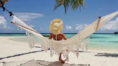 Девушка отдыхает на Мальдивах Девушка отдыхает на Мальдивах