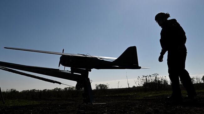 Военнослужащие готовят беспилотник к запуску