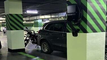 Зарядное устройство для электромобилей на парковке в Останкинском районе Москвы Зарядное устройство для электромобилей на парковке в Останкинском районе Москвы - РИА Новости, 1920, 07.11.2025