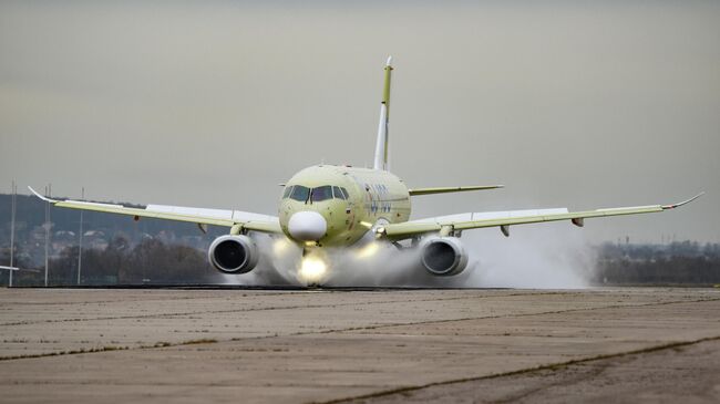 Импортозамещенный самолет Superjet-100 проходит испытания на защиту двигателей от воды