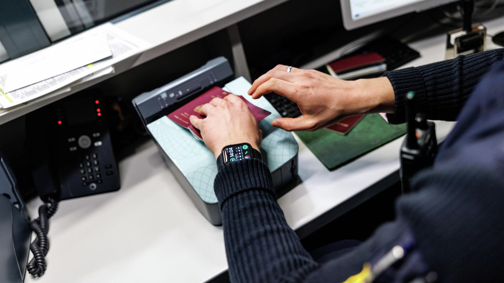 Сотрудник пограничной полиции проверяет паспорт в аэропорту Мемминген - РИА Новости, 1920, 07.11.2025