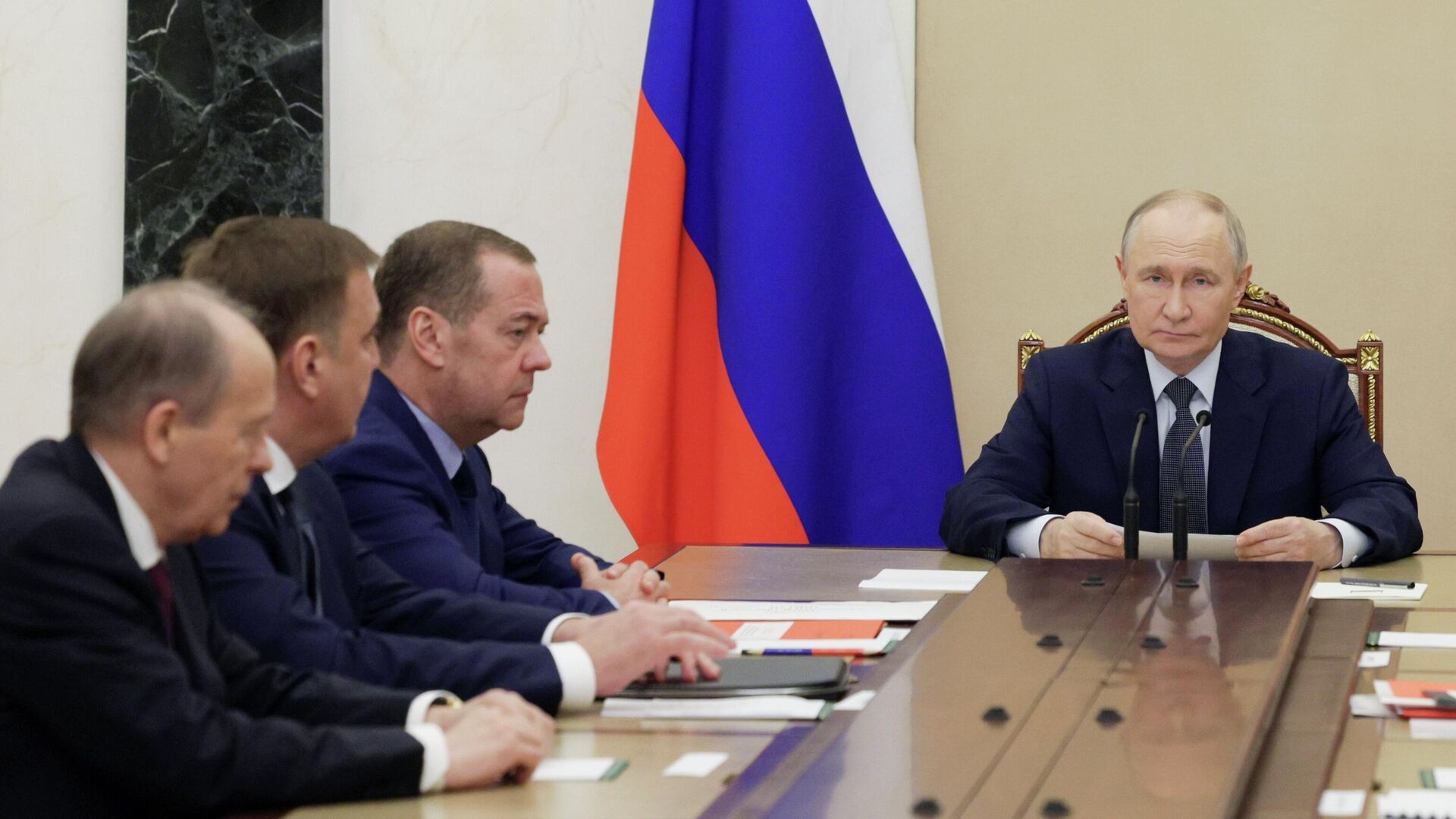 Путин провел совещание по вопросам строительства Вооруженных сил Путин провел совещание по вопросам строительства Вооруженных сил