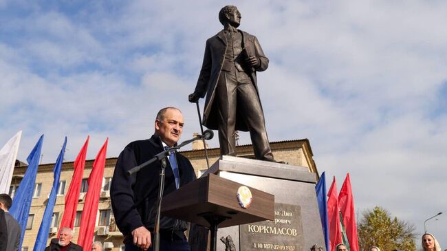 Торжественное открытие памятника Джелал-эд-Дину Коркмасову в Махачкале
