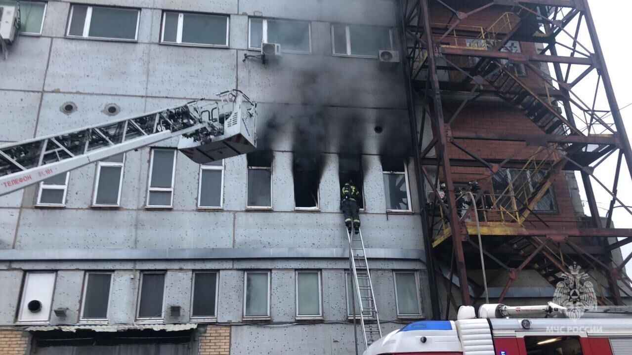 Тушение пожара в трехэтажном производственном здании на Бережковской набережной в Москве - РИА Новости, 1920, 07.11.2025