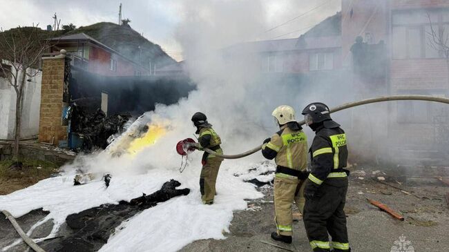 Сотрудники МЧС по республике Дагестан работают на месте падения вертолета в населенном пункте Ачи-Су в республике Дагестан