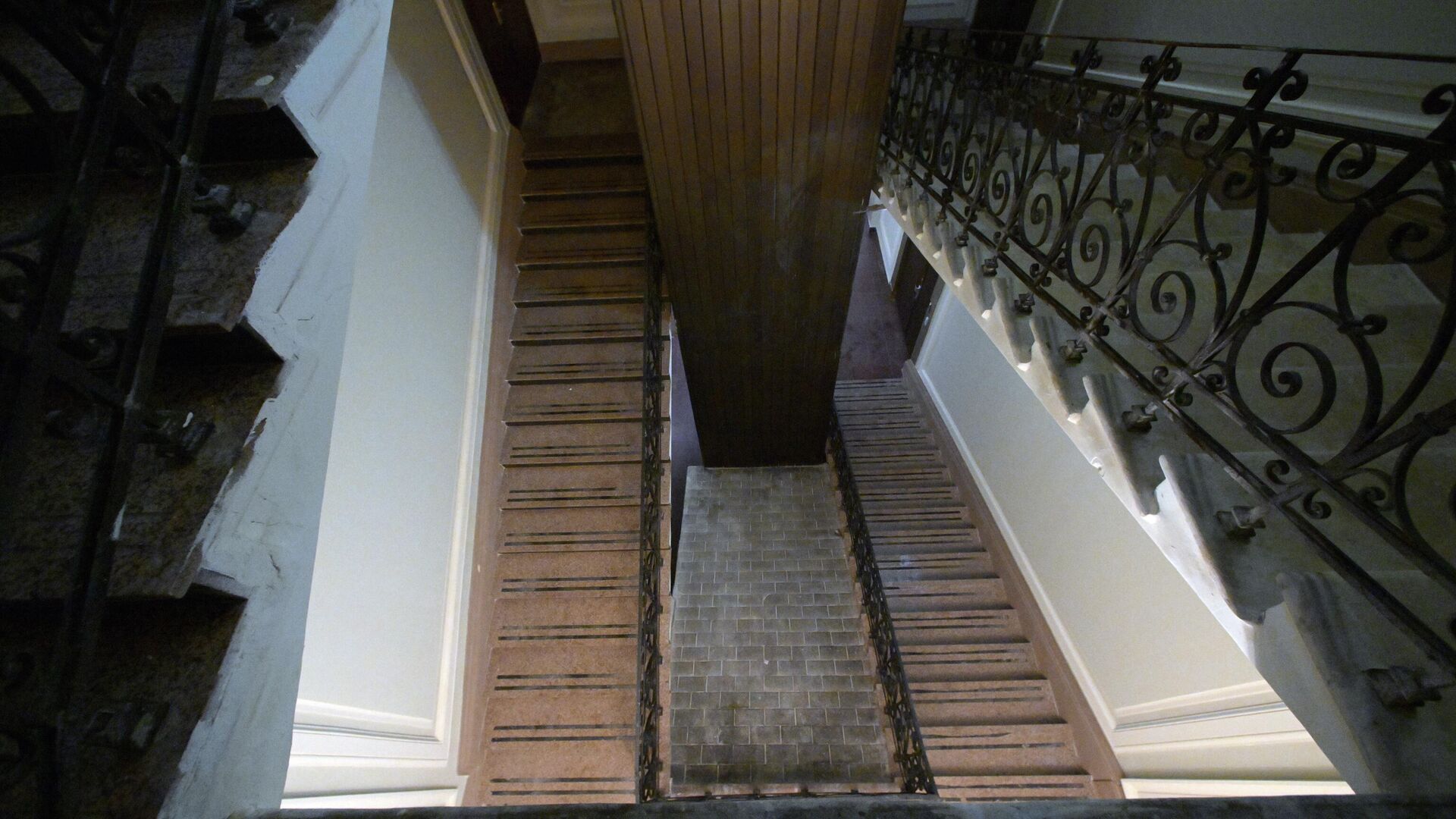 Лестница в подъезде Лестница в подъезде - РИА Новости, 1920, 11.11.2025