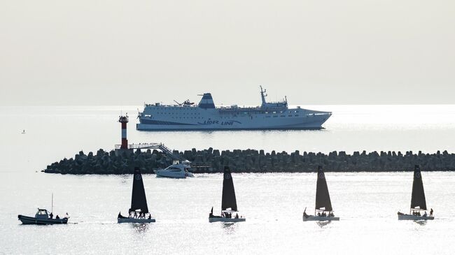 Паром Seabridge, прибывший из Трабзона, в акватории Сочи