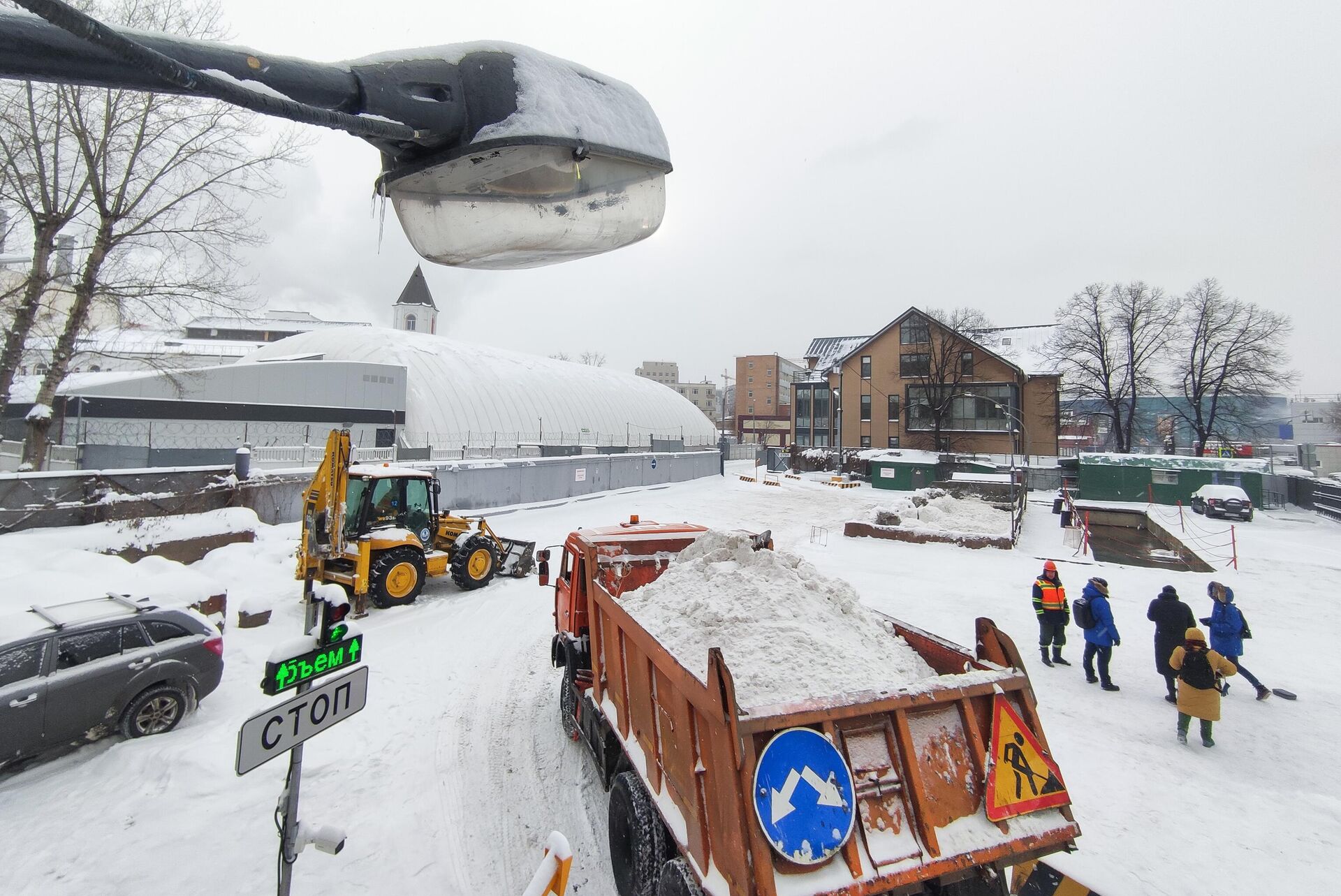 Спецтехника на снегоплавильном пункте ГУП Мосводосток в Москве - РИА Новости, 1920, 07.11.2025