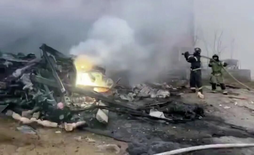 Сотрудники МЧС РФ работают на месте падения вертолета Ка-226 в населенном пункте Ачи-Су в Республике Дагестан