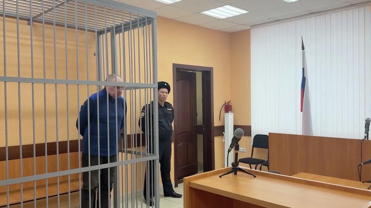 Экс-зампред правительства Омской области Владимир Куприянов в зале суда - РИА Новости, 1920, 07.11.2025