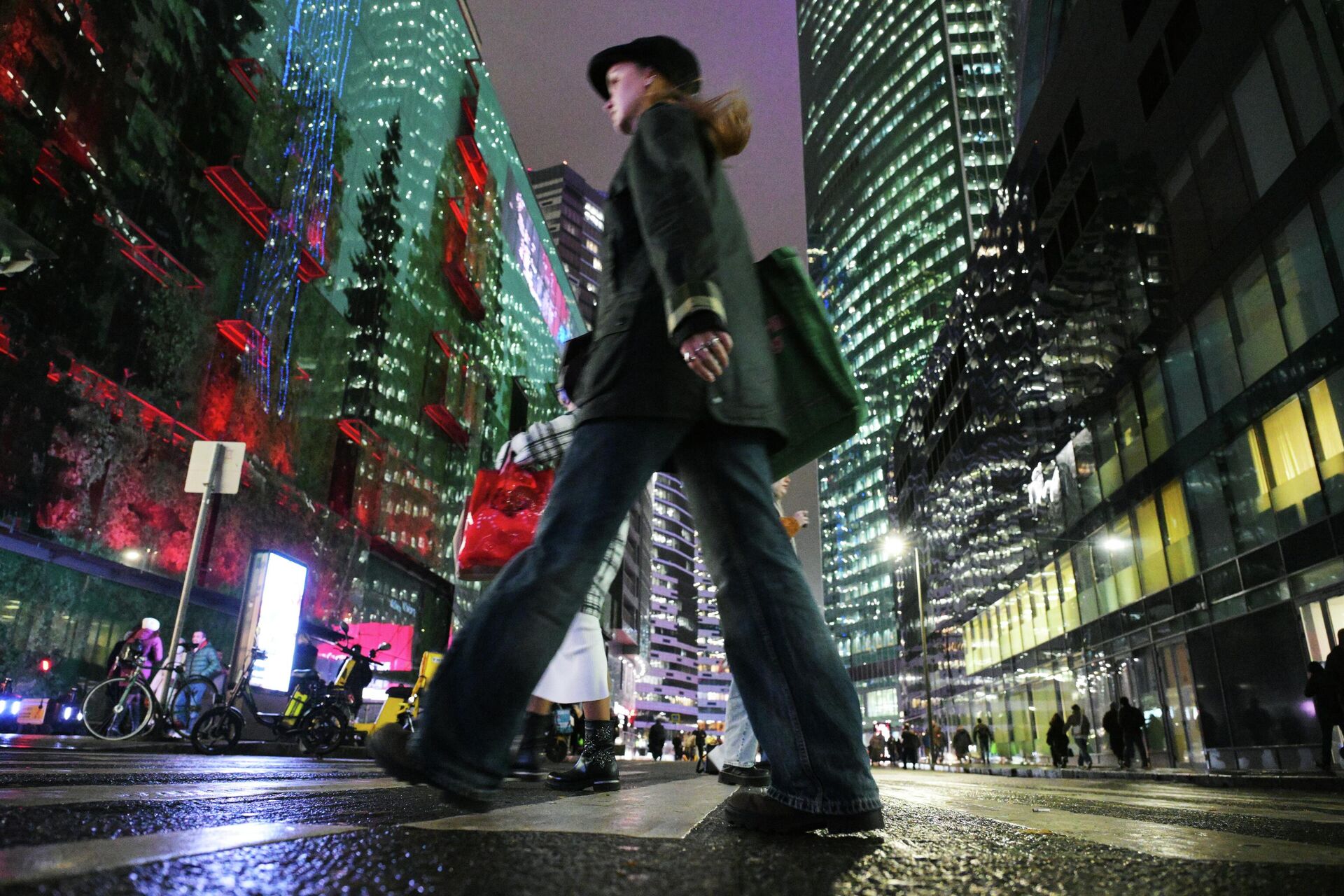 Прохожие на территории Московского международного делового центра Москва-Сити Прохожие на территории Московского международного делового центра Москва-Сити - РИА Новости, 1920, 15.12.2025