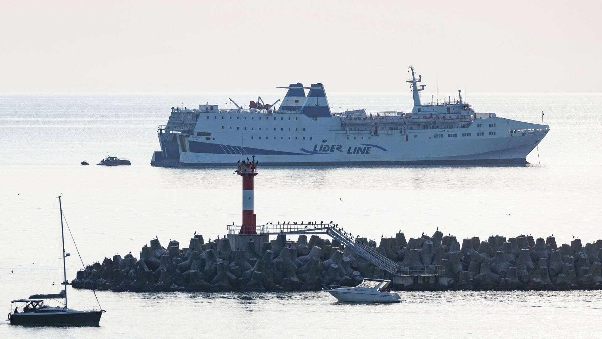 Паром Seabridge не смог получить разрешение на заход в Сочи Паром Seabridge не смог получить разрешение на заход в Сочи