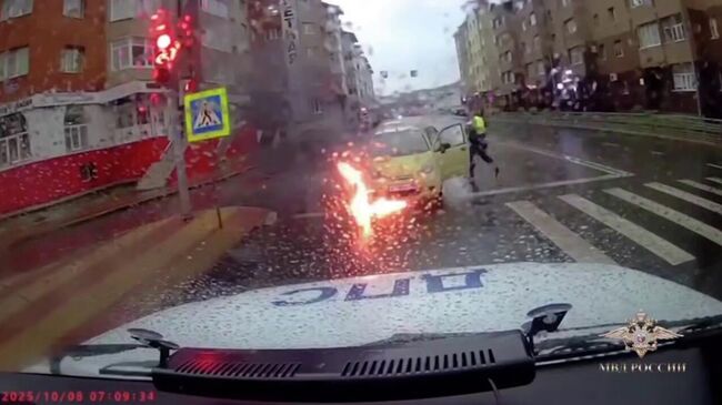 Сотрудники Госавтоинспекции Югры спасли мать и двоих детей из горящей машины