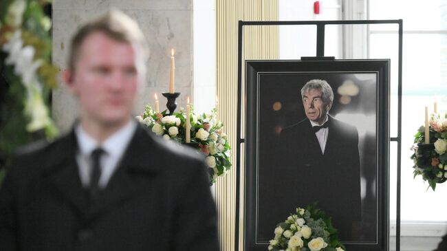 Портрет телеведущего Юрия Николаева на церемонии прощания с ним в Москве