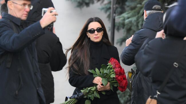 Певица Зара на церемонии прощания с телеведущим Юрием Николаевым на Троекуровском кладбище в Москве