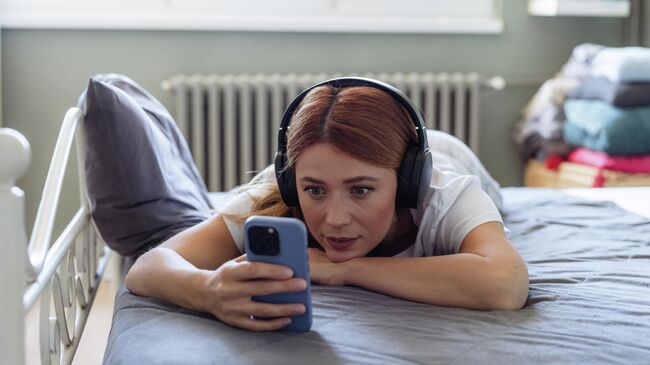 Девушка слушает музыку 