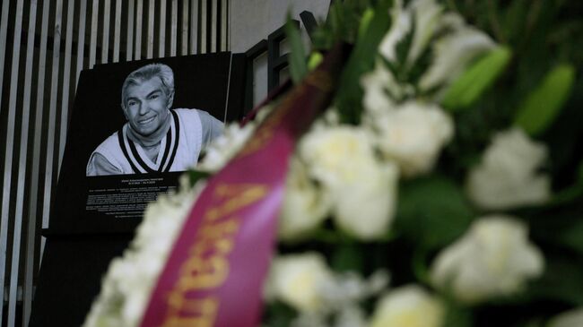 Портрет телеведущего Юрия Николаева на церемонии прощания с ним в похоронном доме Троекурово в Москве Портрет телеведущего Юрия Николаева на церемонии прощания с ним в похоронном доме Троекурово в Москве