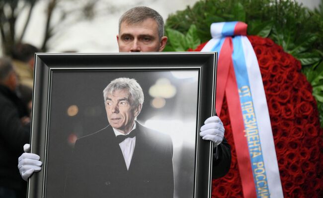 Церемония прощания с телеведущим Юрием Николаевым на Троекуровском кладбище в Москве