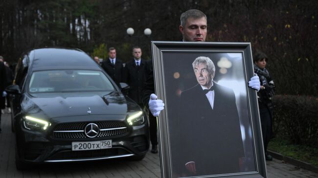 Прощание с телеведущим Юрием Николаевым на Троекуровском кладбище в Москве Прощание с телеведущим Юрием Николаевым на Троекуровском кладбище в Москве