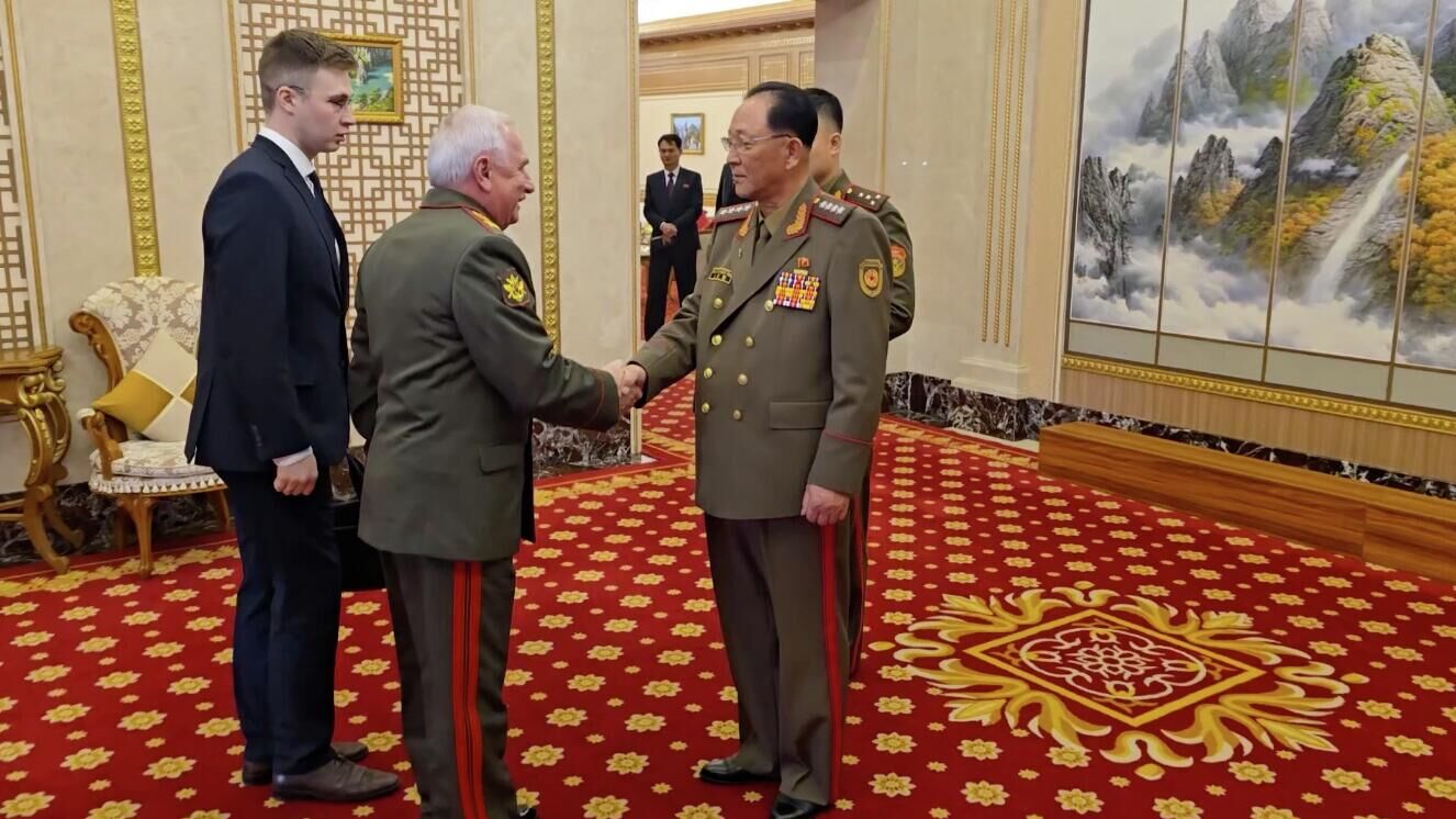 Замминистра обороны РФ - начальник Главного военно-политического управления ВС России Виктор Горемыкин и генерал армии, министр обороны КНДР Но Гван Чхоль во время встречи Замминистра обороны РФ - начальник Главного военно-политического управления ВС России Виктор Горемыкин и генерал армии, министр обороны КНДР Но Гван Чхоль во время встречи - РИА Новости, 1920, 08.11.2025