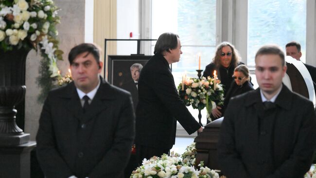 Генеральный директор Первого канала, продюсер Константин Эрнст на церемонии прощания с телеведущим Юрием Николаевым в Москве Генеральный директор Первого канала, продюсер Константин Эрнст на церемонии прощания с телеведущим Юрием Николаевым в Москве