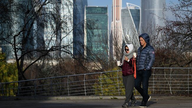 Мужчина с женщиной на прогулке в Москве