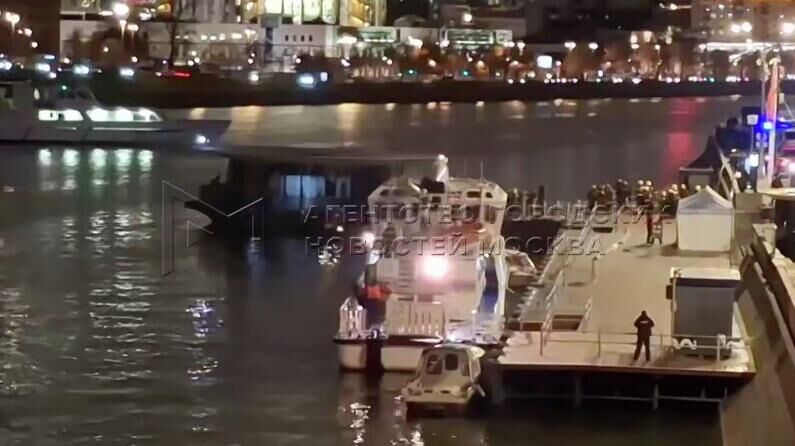 Задымление на судне Чечера на причале Новоспасский в Москве - РИА Новости, 1920, 08.11.2025