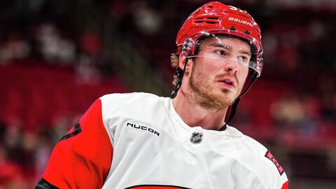 Хоккеист Каролины Харрикейнз Андрей Свечников Хоккеист Каролины Харрикейнз Андрей Свечников