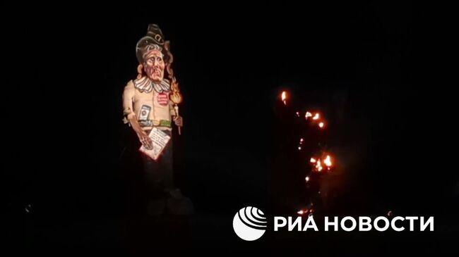 Гигантское чучело Кира Стармера сожгли в честь ночи Гая Фокса на юге Англии