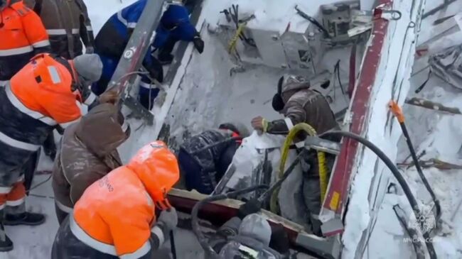 Эвакуация геолога, который провел ночь под сошедшей лавиной на Камчатке