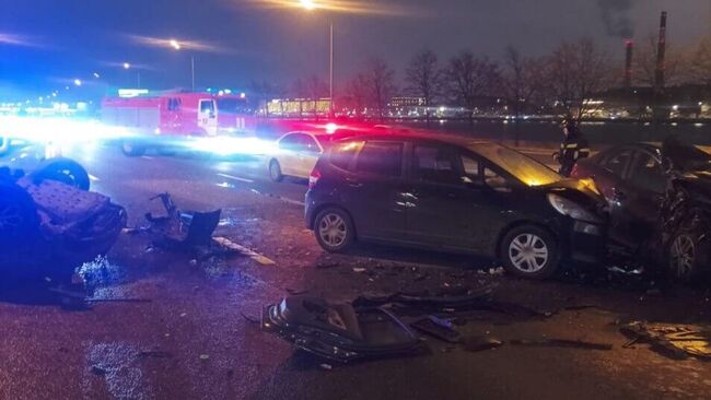 Последствия ДТП на Малоохтинской набережной в Санкт-Петербурге. 9 ноября 2025
