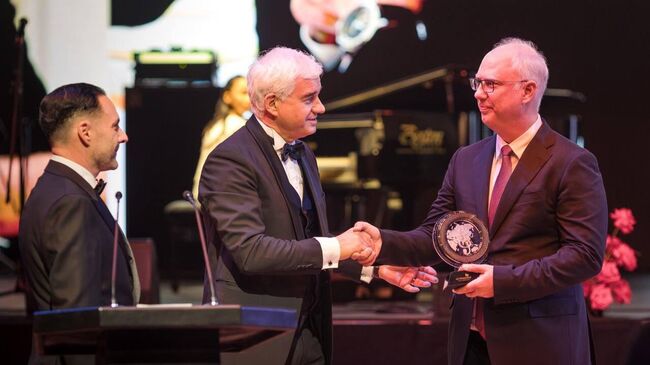 Глава Российского фонда прямых инвестиций Кирилл Дмитриев получил в Дубае премию Эмблема Мундус за содействие диалогу и миру между народами