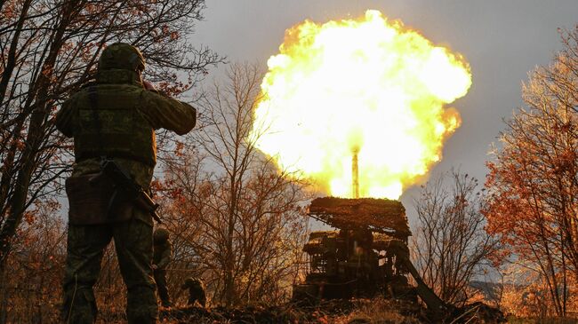Военнослужащие расчета самоходной пушки 2С7 Пион в зоне СВО