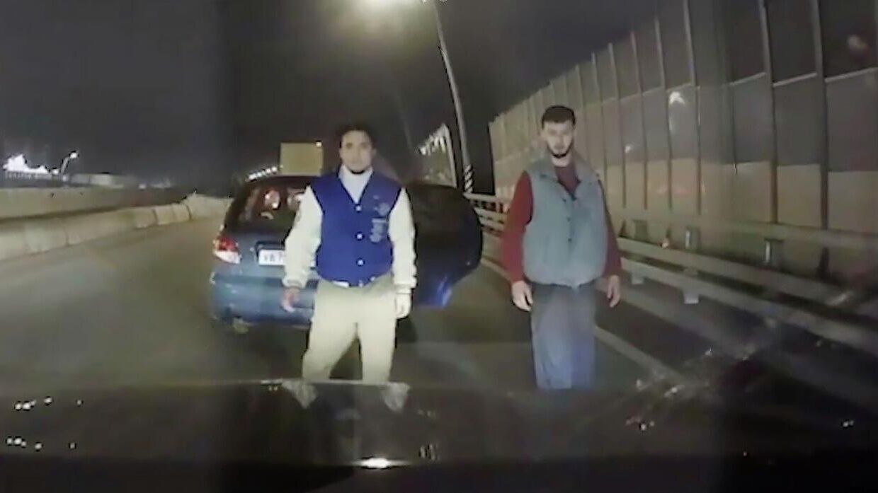 Кадр видео, на котором приезжие перегородили дорогу и напали на автомобиль в Москве - РИА Новости, 1920, 10.11.2025