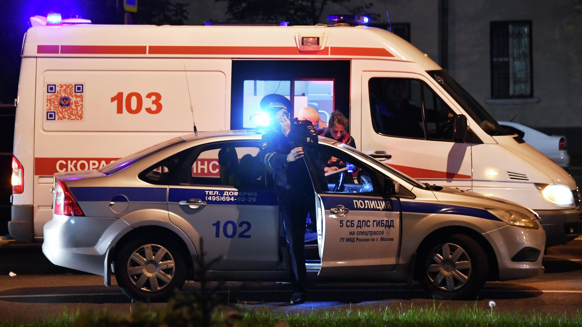 Автомобили полиции и скорой медицинской помощи - РИА Новости, 1920, 20.12.2025