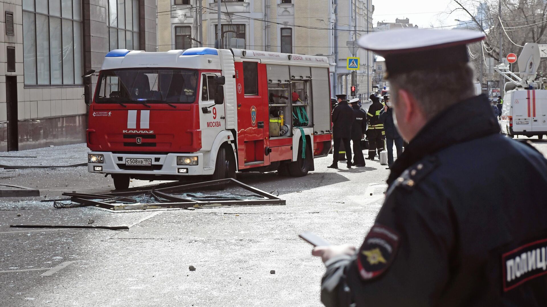 Сотрудники полиции и машина противопожарной службы Сотрудники полиции и машина противопожарной службы - РИА Новости, 1920, 16.12.2025