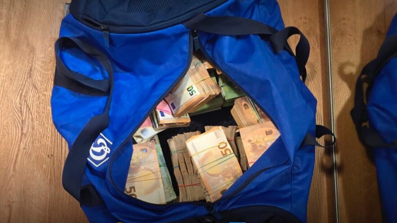 Сумки с валютой, найденные в ходе обысков у Тимура Миндича Сумки с валютой, найденные в ходе обысков у Тимура Миндича - РИА Новости, 1920, 18.11.2025