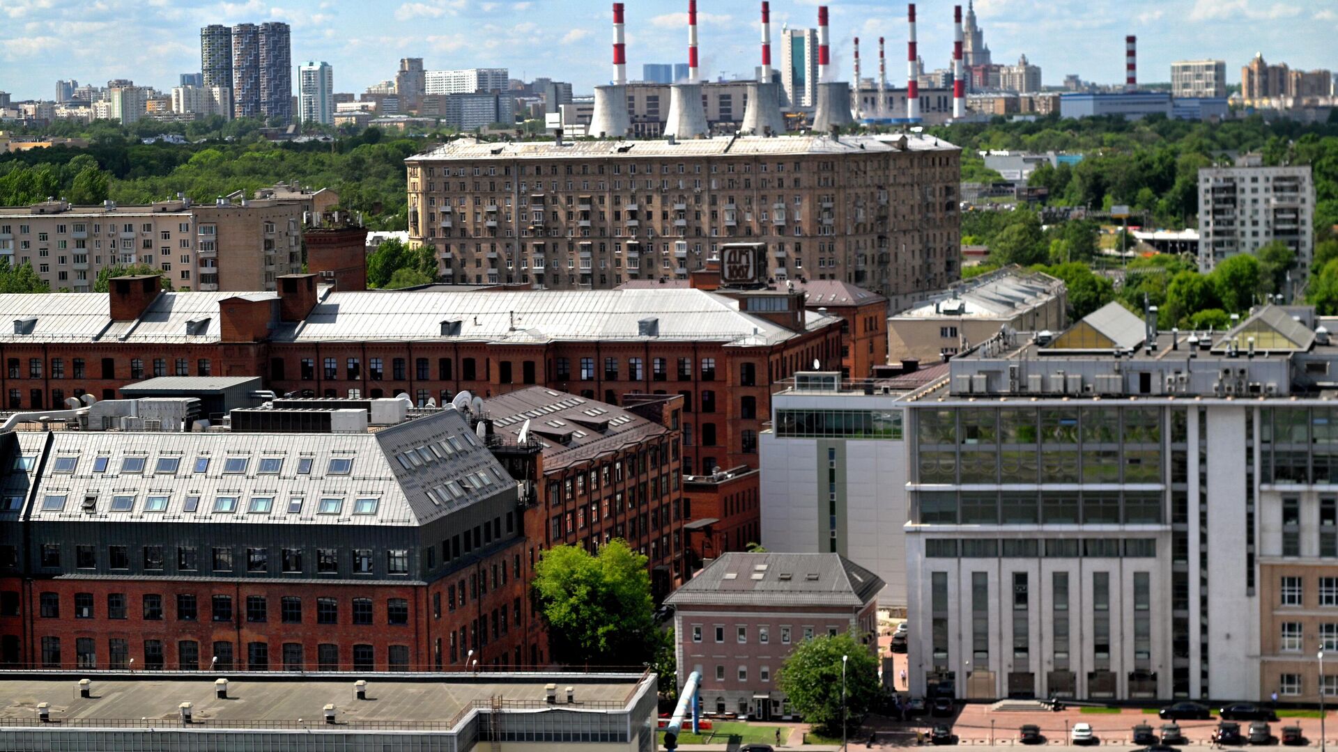 Вид на бизнес-центр Даниловская мануфактура (слева) в Москве. - РИА Новости, 1920, 22.12.2025