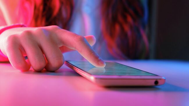 Подросток использует смартфон